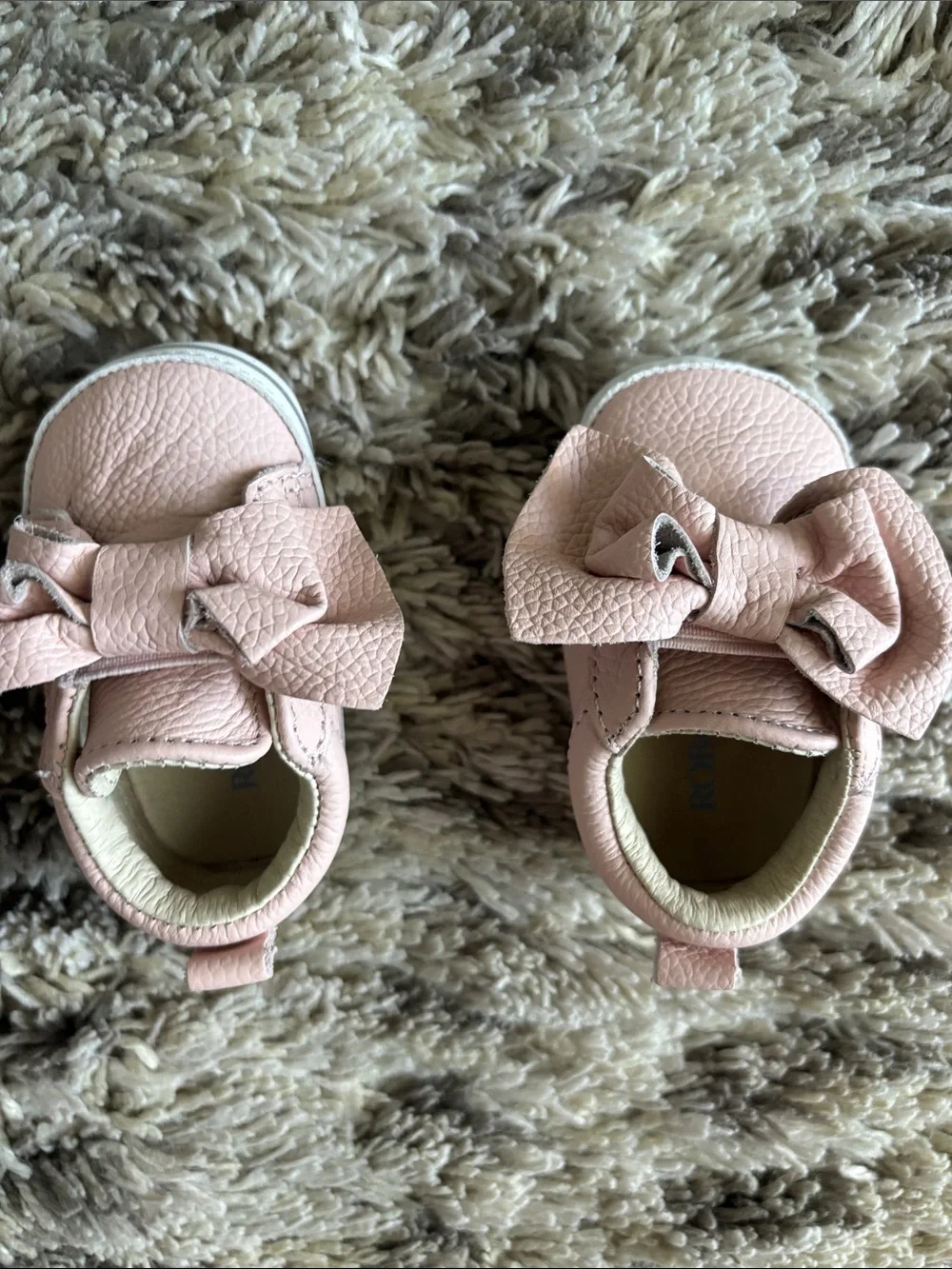 Robeez Pink Bow Leather-Textured Baby Walkers